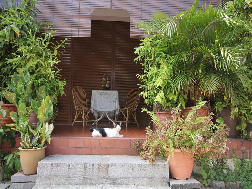 Cocoa Mews Cafe And Homestay George Town Exterior photo